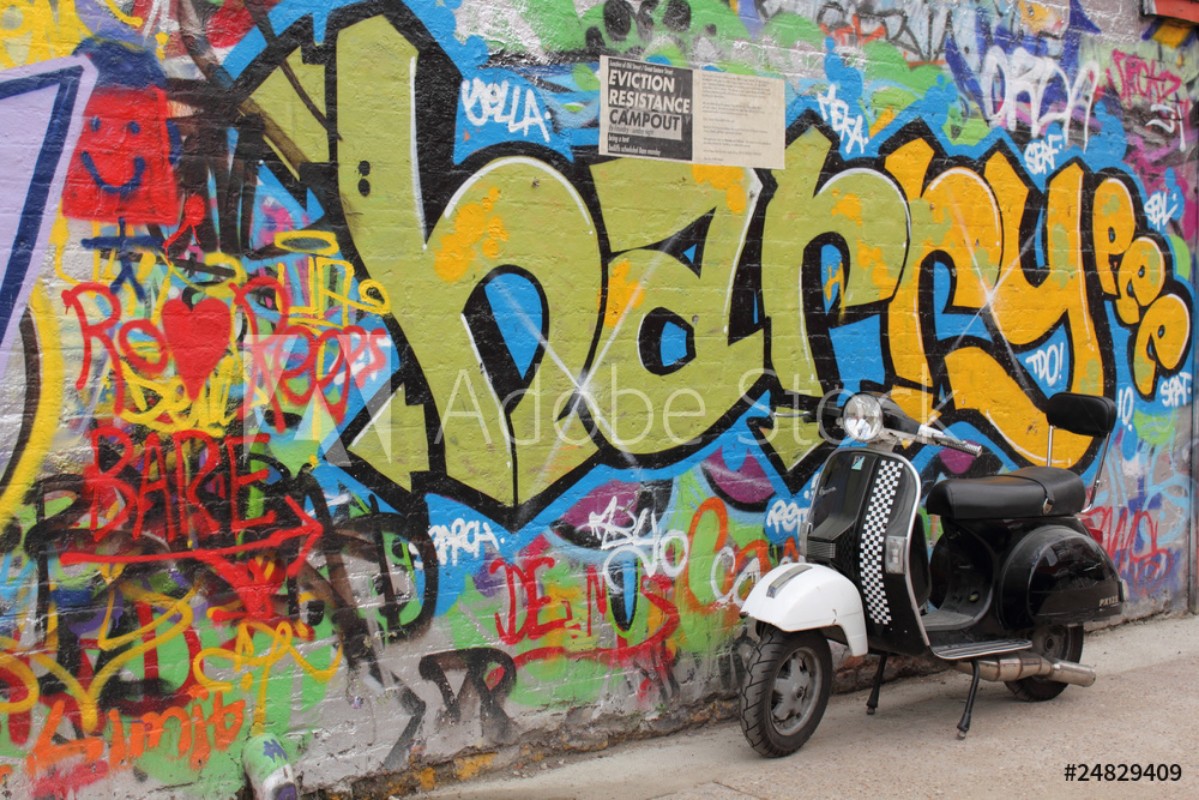 Afbeeldingen van Single moped in front of Graffiti